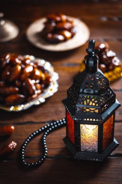 Ramazan Kareem kutsal ay Müslüman bir bayram. Parlayan fener Fanus ile güzel arka plan.