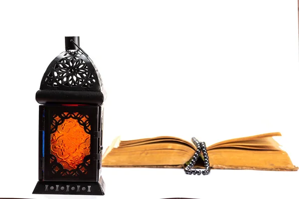 Iszlám Szent Könyv Korán Rózsafüzért Gyöngyök Egy Ragyogó Lámpás Lehel — Stock Fotó