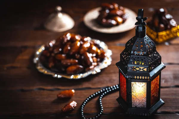 圣月斋月的穆斯林盛宴 美丽的背景与闪亮的灯笼 Fanus 和干燥日期木板 文本的可用空间 — 图库照片