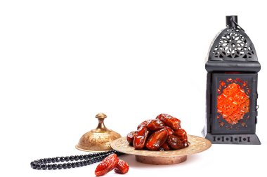 Ramazan Kareem kutsal ay Müslüman bir bayram. Parlayan fener Fanus ile güzel arka plan ve beyaz üzerine kurutulmuş tarihleri. Metniniz için boş alan