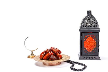 Ramazan Kareem kutsal ay Müslüman bir bayram. Parlayan fener Fanus ile güzel arka plan ve beyaz üzerine kurutulmuş tarihleri. Metniniz için boş alan