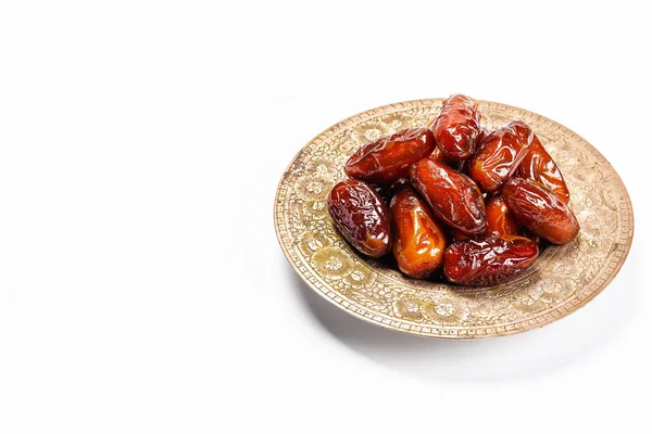 Gedroogde Datums Een Traditionele Dienblad Een Witte Achtergrond Ramadan Kareem — Stockfoto