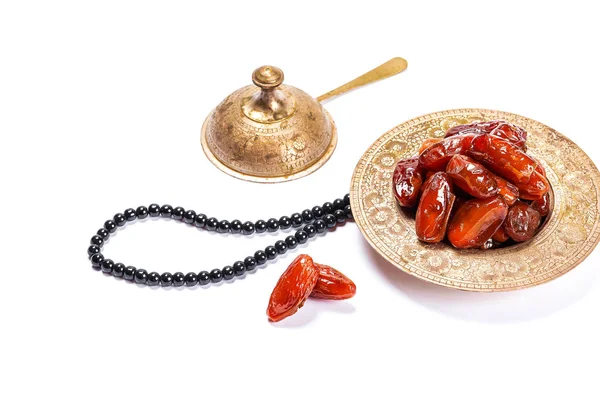 Tanggal Kering Nampan Tradisional Dengan Latar Belakang Putih Ramadan Kareem — Stok Foto