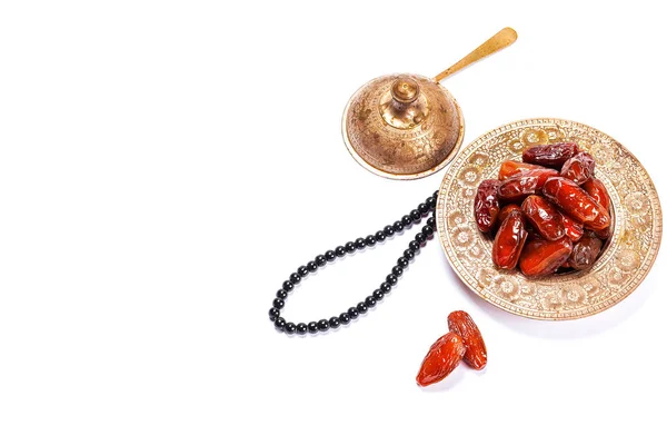 Gedroogde Datums Een Traditionele Dienblad Een Witte Achtergrond Ramadan Kareem — Stockfoto