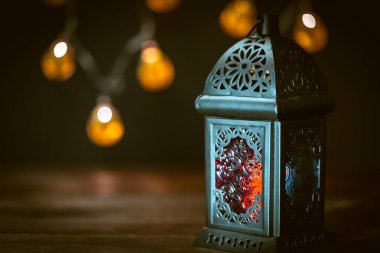 Ramazan Kareem kutsal ay Müslüman bir bayram. Güzel arka plan ile parlayan fener Fanus. Metniniz için boş alan.