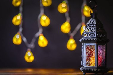 Ramazan Kareem kutsal ay Müslüman bir bayram. Güzel arka plan ile parlayan fener Fanus. Metniniz için boş alan.