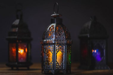 Ramazan Kareem kutsal ay Müslüman bir bayram. Güzel arka plan parlayan fener Fanus ile. Metniniz için boş alan.