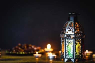 Ramazan Kareem kutsal ay Müslüman bir bayram. Güzel arka plan ile parlayan fener Fanus. Metniniz için boş alan.