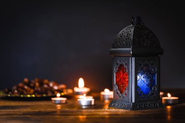 Ramazan Kareem kutsal ay Müslüman bir bayram. Güzel arka plan ile parlayan fener Fanus. Metniniz için boş alan.