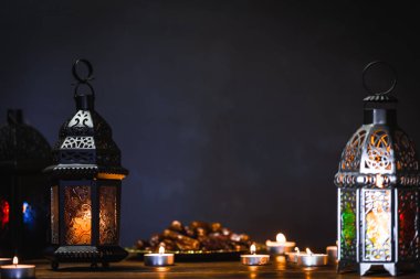 Ramazan Kareem kutsal ay Müslüman bir bayram. Güzel arka plan ile parlayan fener Fanus. Metniniz için boş alan.