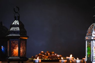 Ramazan Kareem kutsal ay Müslüman bir bayram. Güzel arka plan ile parlayan fener Fanus. Metniniz için boş alan.