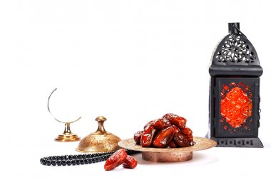 Ramazan Kareem kutsal ay Müslüman bir bayram. Parlayan fener Fanus ile güzel arka plan ve beyaz üzerine kurutulmuş tarihleri. Metniniz için boş alan