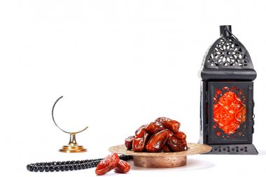 Ramazan Kareem kutsal ay Müslüman bir bayram. Parlayan fener Fanus ile güzel arka plan ve beyaz üzerine kurutulmuş tarihleri. Metniniz için boş alan