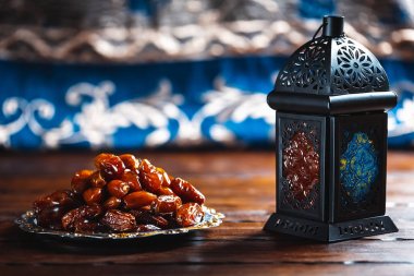 Ramazan Kareem kutsal ay Müslüman bir bayram. Parlayan fener Fanus ile güzel arka plan ve ahşap kurullarında kurutulmuş tarihleri. Metniniz için boş alan