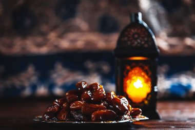 Ramazan Kareem kutsal ay Müslüman bir bayram. Parlayan fener Fanus ile güzel arka plan ve ahşap kurullarında kurutulmuş tarihleri. Metniniz için boş alan