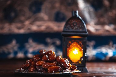 Ramazan Kareem kutsal ay Müslüman bir bayram. Parlayan fener Fanus ile güzel arka plan ve ahşap kurullarında kurutulmuş tarihleri. Metniniz için boş alan