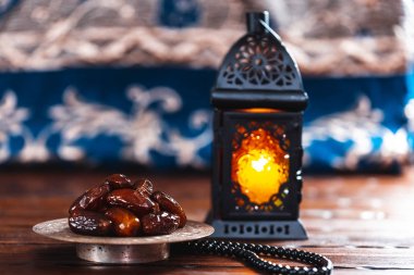 Ramazan Kareem kutsal ay Müslüman bir bayram. Parlayan fener Fanus ile güzel arka plan ve ahşap kurullarında kurutulmuş tarihleri. Metniniz için boş alan