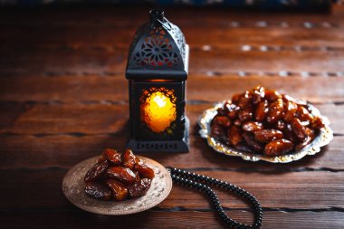 Ramazan Kareem kutsal ay Müslüman bir bayram. Parlayan fener Fanus ile güzel arka plan ve ahşap kurullarında kurutulmuş tarihleri. Metniniz için boş alan