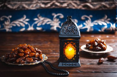 Ramazan Kareem kutsal ay Müslüman bir bayram. Parlayan fener Fanus ile güzel arka plan ve ahşap kurullarında kurutulmuş tarihleri. Metniniz için boş alan