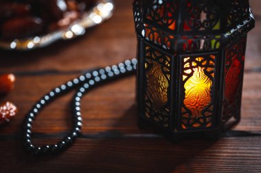 Ramazan Kareem kutsal ay Müslüman bir bayram. Parlayan fener Fanus ile güzel arka plan.