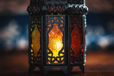 Ramazan Kareem kutsal ay Müslüman bir bayram. Parlayan fener Fanus ile güzel arka plan.