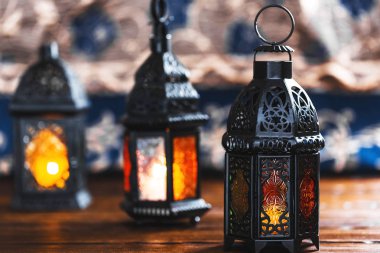 Ramazan Kareem kutsal ay Müslüman bir bayram. Ahşap kurullarında parlayan bir fener Fanus ile güzel arka plan. Metniniz için boş alan