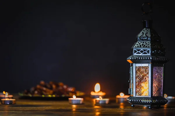 Ramazan Kareem kutsal ay Müslüman bir bayram. Güzel arka plan ile parlayan fener Fanus. Metniniz için boş alan.