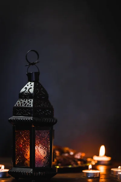 聖なる月ラマダン カリームのイスラム教の饗宴 輝くランタン Fanus と美しい背景 テキストの無料スペース — ストック写真
