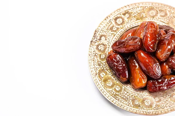 Gedroogde Datums Een Traditionele Dienblad Een Witte Achtergrond Ramadan Kareem — Stockfoto