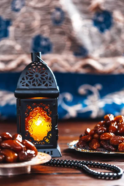 Ramazan Kareem kutsal ay Müslüman bir bayram. Parlayan fener Fanus ile güzel arka plan ve ahşap kurullarında kurutulmuş tarihleri. Metniniz için boş alan