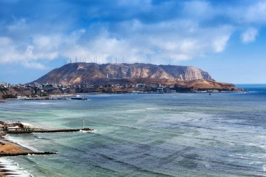 Lima kıyısında güneşli bir gün