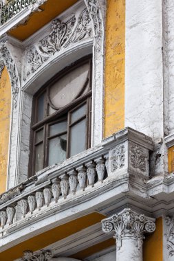 eski bir binada kırık pencere