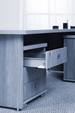 Resepsiyon açık bir çekmece ile