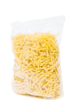 Beyaz arka plan üzerinde paket makarna