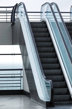 bir binada yeni yürüyen merdiven