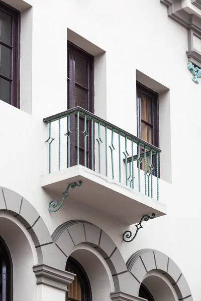 Balkong med ett fönster på vita byggnaden — Stockfoto