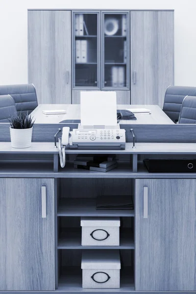Faks ved skrivebordet i moderne kontor – stockfoto