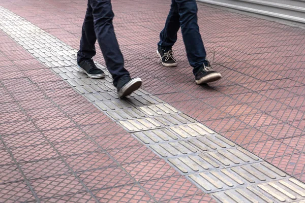 Two people go on the sidewalk — Stock Photo, Image