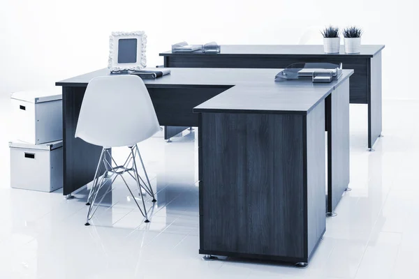 Moderní stoly a křesla — Stock fotografie