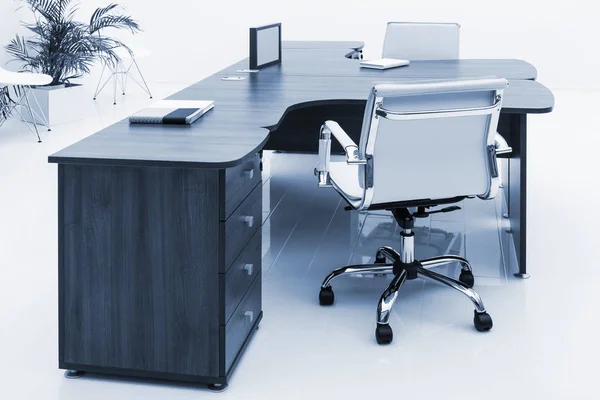 Çalışma masaları ve deri beyaz sandalye — Stok fotoğraf
