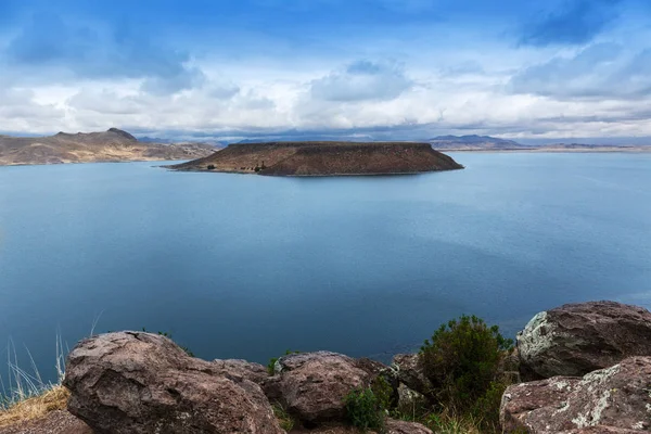 dağ gölü içinde güzel ada