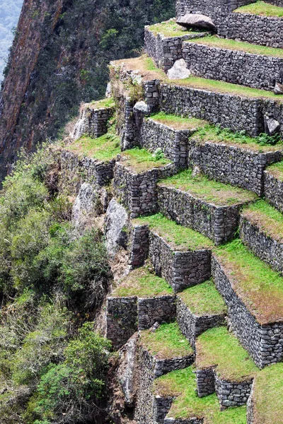 Ruiner av gamla terrasser på berget — Stockfoto