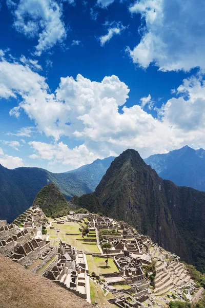 Macchu Picchu en un día soleado — Foto de Stock
