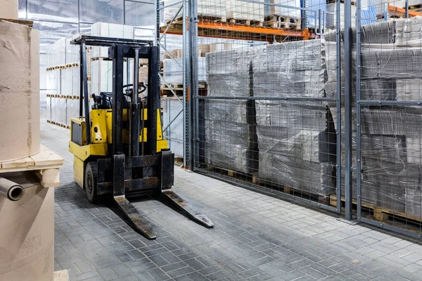 Cargador automático en un almacén — Foto de Stock