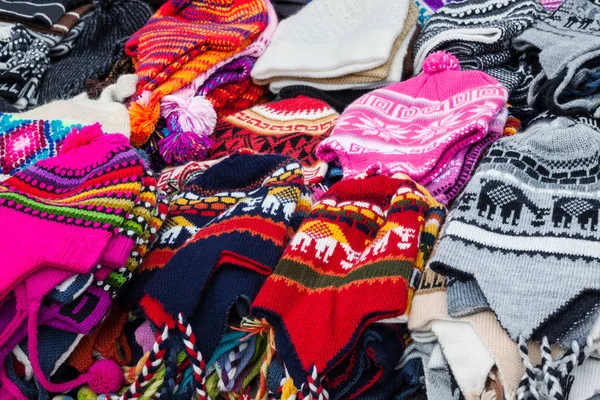 Peruanische Kappen auf dem Markt — Stockfoto