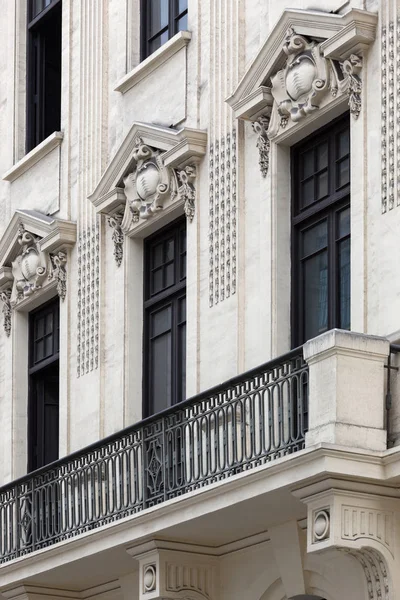 Janelas em uma casa colonial — Fotografia de Stock