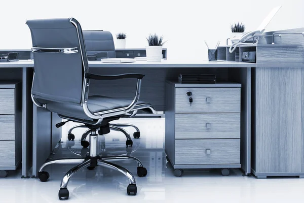 Yeni çalışma masaları ve koltuklar — Stok fotoğraf