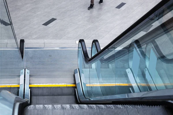 Escalera mecánica en pasaje subterráneo —  Fotos de Stock
