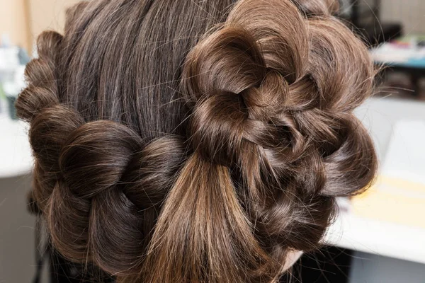 Tecer belas tranças no salão de cabeleireiro — Fotografia de Stock