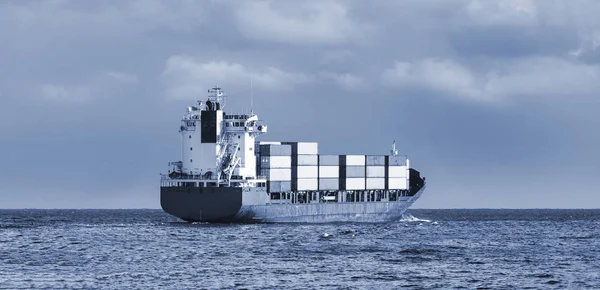 Cargo ship in the ocean — Stock Photo, Image